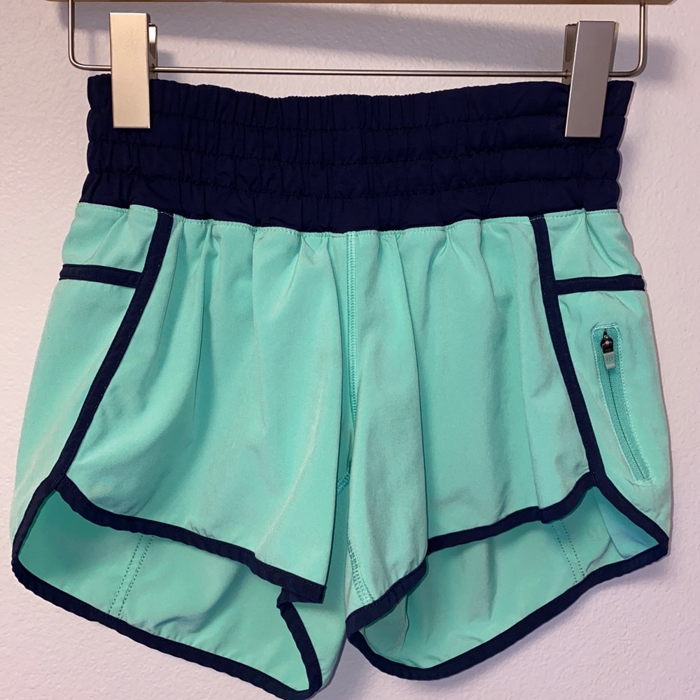 🍋 Lululemon Rare Tracker Shorts Size 6 Green/Blue